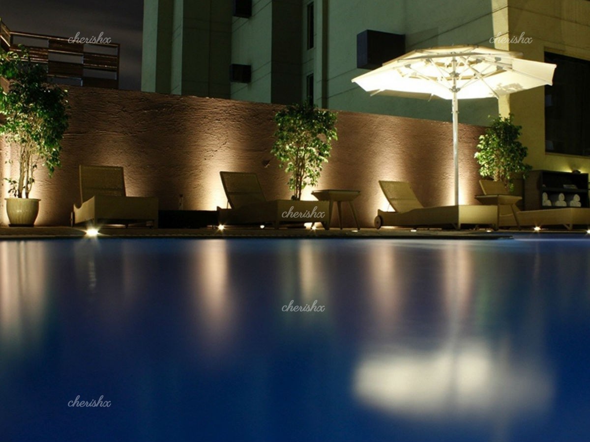 The surrounding around Sterling Poolside Dining adds to the Candle Light dinner.