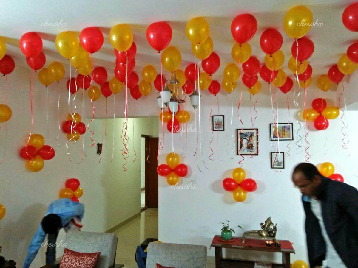 Balloon decoration with hanging photos to celebrate your anniversary or other events at home