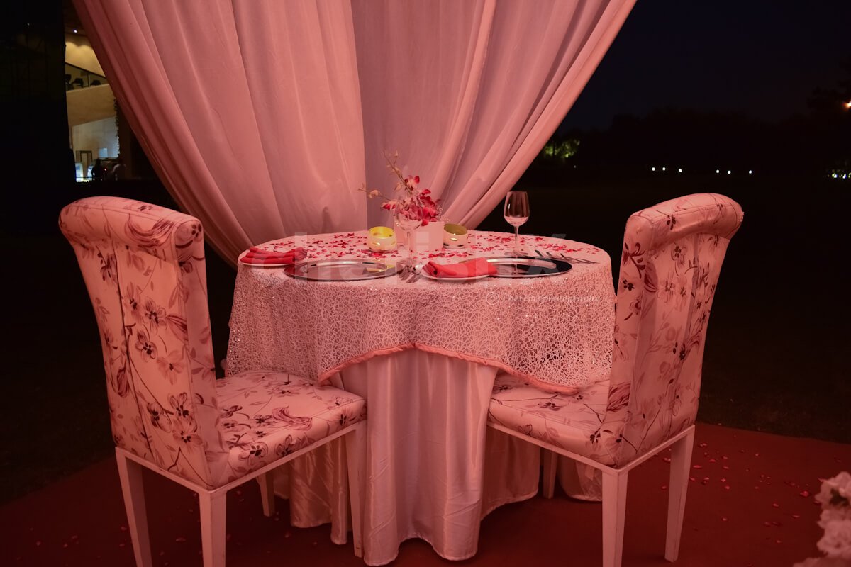 A breathtaking dining set up at the Cabana by Taj for a romantic date.