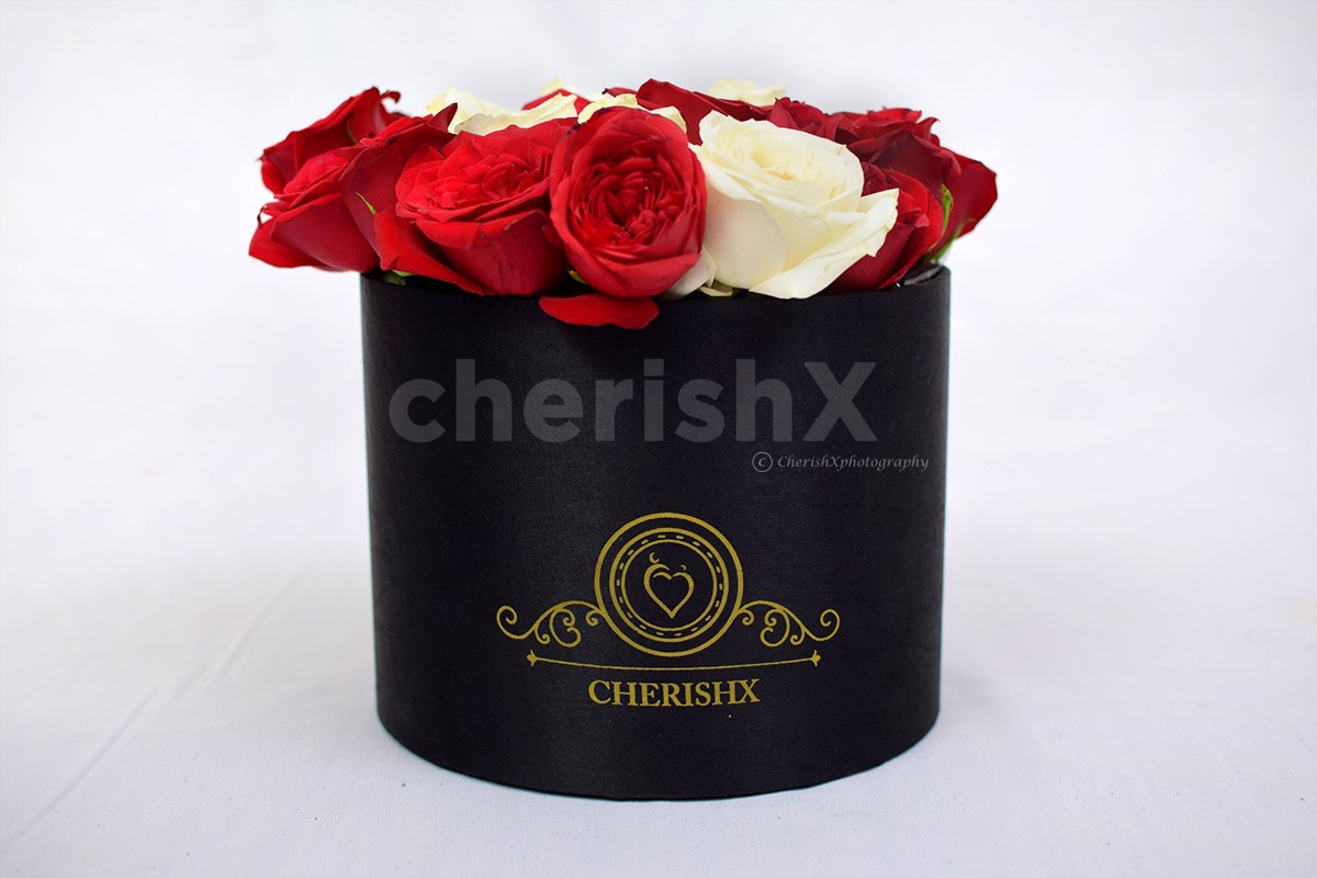 A combination of white and red roses to surprise your loved one.