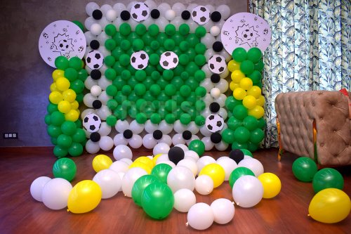 Surprise your cutie on his/her birthday with our exclusive
football-themed balloon decor!