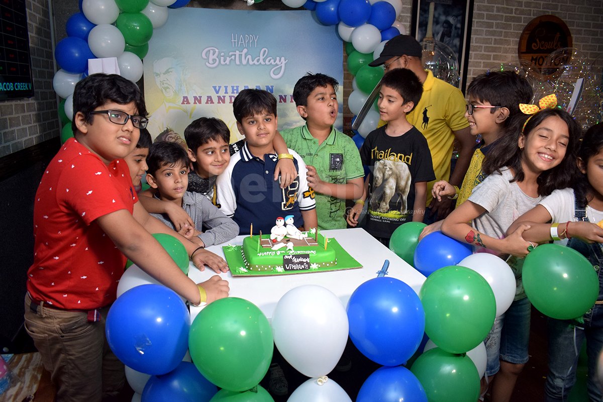 Let the children enjoy a birthday celebration by booking cricket-themed decor.