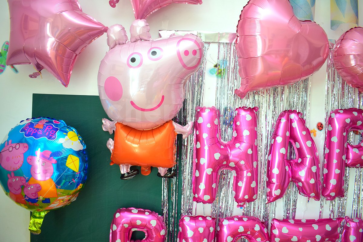 Foil Balloons of Peppa Pig to make the decor more realistic and lovely.