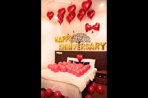Anniversary Bedroom Decor for spending a romantic time.