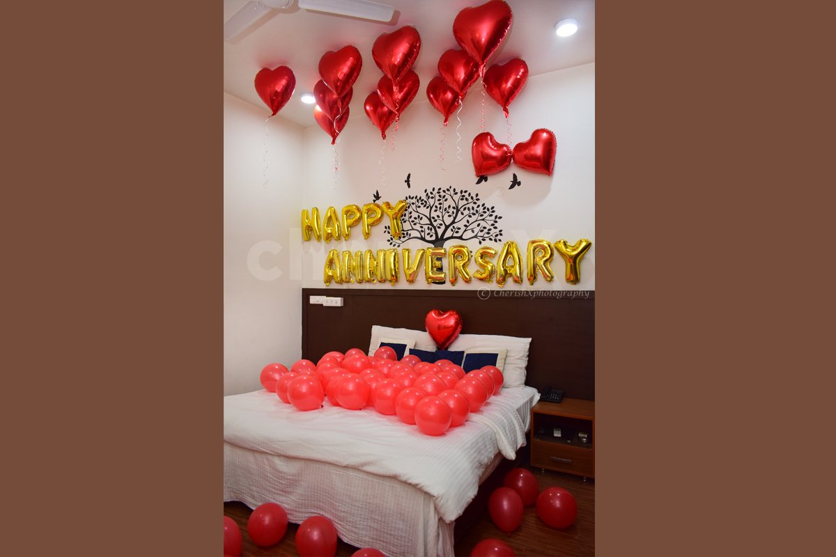 Surprise your loved one with this Anniversary Bedroom Balloon Decor.