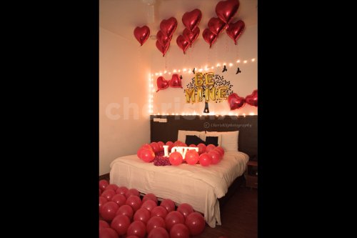 Air balloon room decoration to surprise your love.