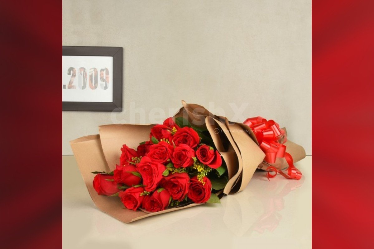 15 red roses bouquet in a special packing delivery at home