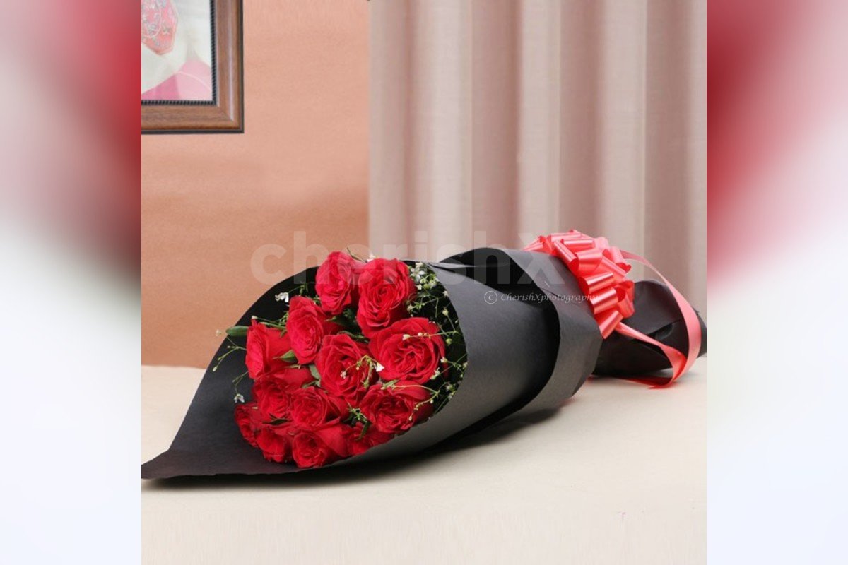 Buy Red Roses in a black packaging Online and get them delivered for ...