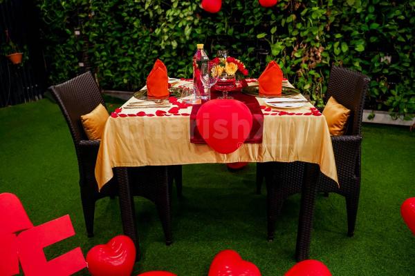 Beautiful candlelight dinner with 3 course meal and romantic decorations