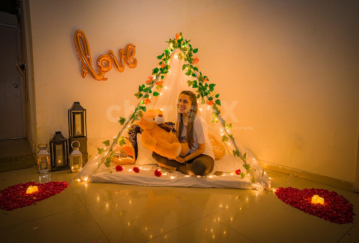 With a cute smile decked up with drapes in pastel hues of green, book this super cute canopy décor only on CherishX!