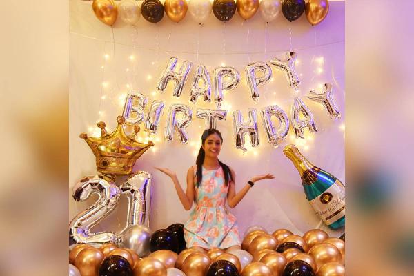 Book this Spectacular Golden Chrome Balloon Decoration only from cherishx
