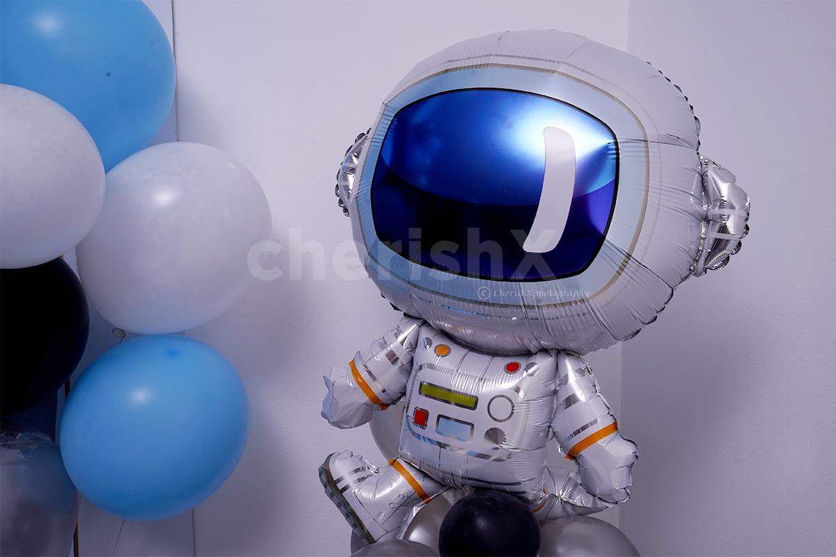 The astronaut foil balloon included giving the feel of the space.