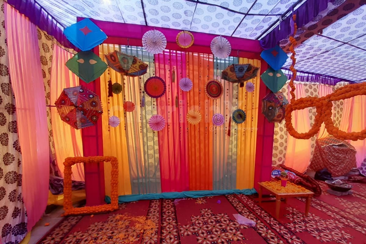 Latest Pakistani Mehndi Stage Decoration At Home | Ideas For 2023 |  WeddingPace