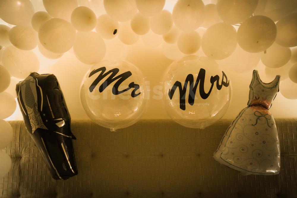 Mr and Mrs Foil Balloons and 2 bubble Balloons with Vinyl Print to enhance the whole outlook of the decor.