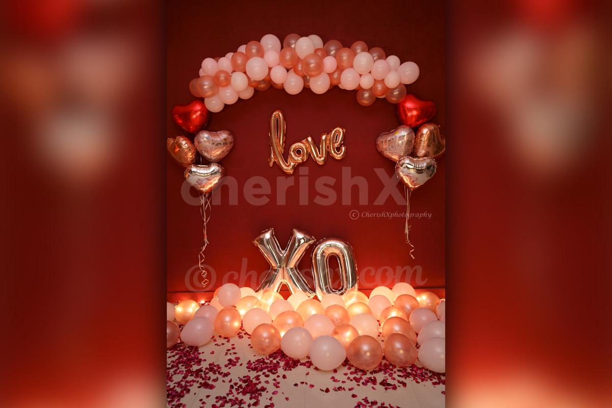 Surprise your love with this charming balloon Room Decoration.