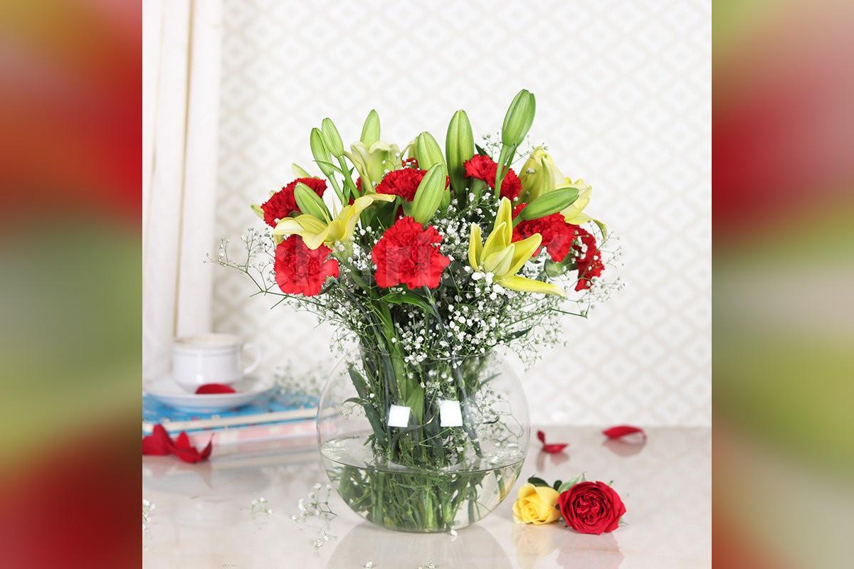 Send a simple 4 Yellow Lilies & 10 red carnations in Round fish bowl to