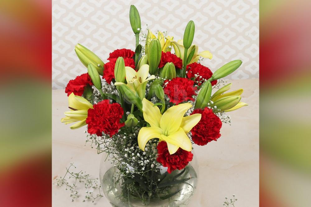 Send a simple 4 Yellow Lilies & 10 red carnations in Round fish bowl to