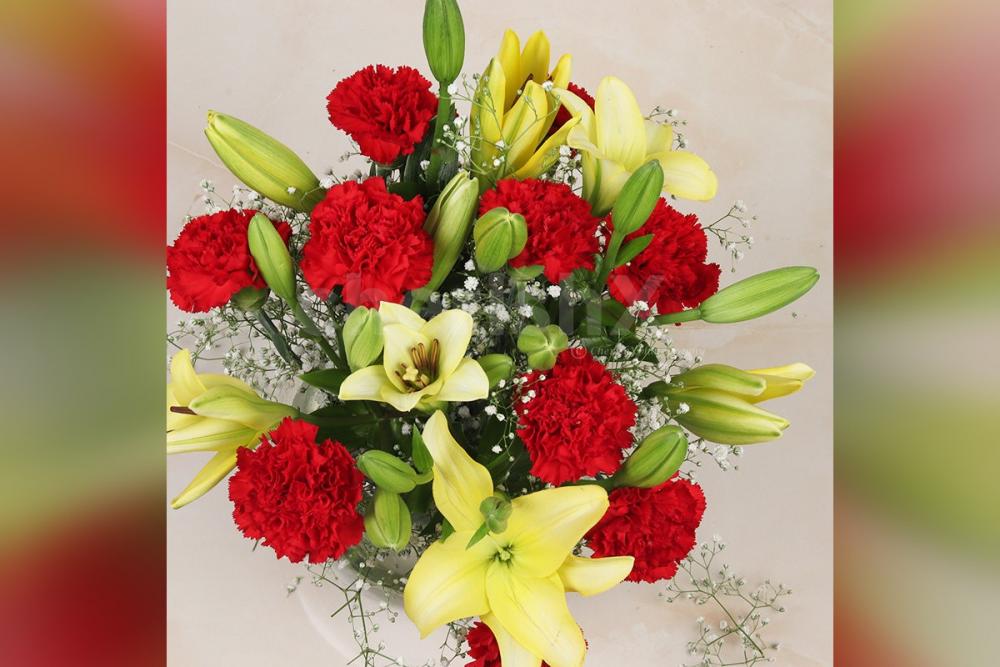 Send a simple 4 Yellow Lilies & 10 red carnations in Round fish bowl to