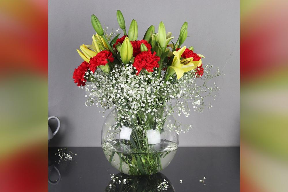 Send a simple 4 Yellow Lilies & 10 red carnations in Round fish bowl to