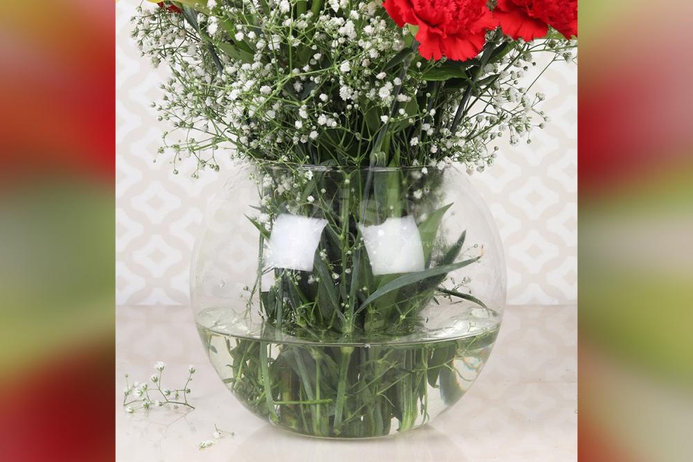 Send a simple 4 Yellow Lilies & 10 red carnations in Round fish bowl to