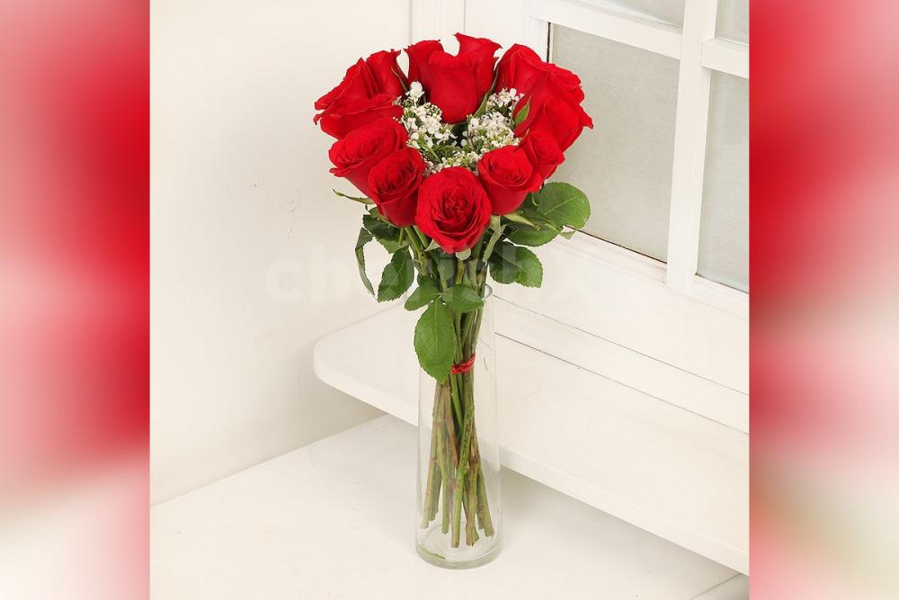 Send a simple Heart Shaped Arrangement of 15 Red Roses in Glass Vase to
