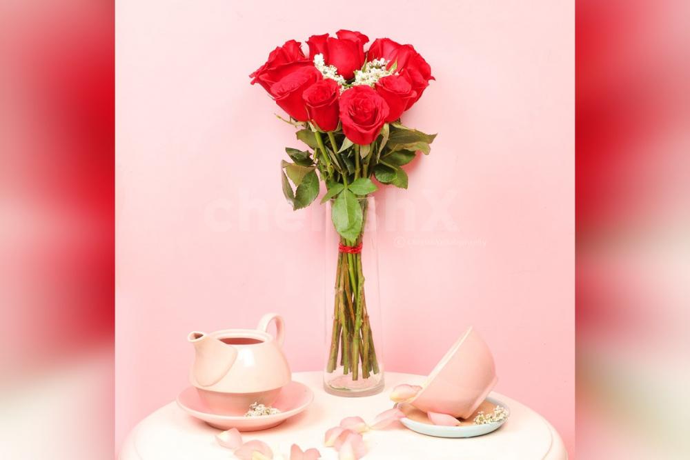 Send a simple Heart Shaped Arrangement of 15 Red Roses in Glass Vase to