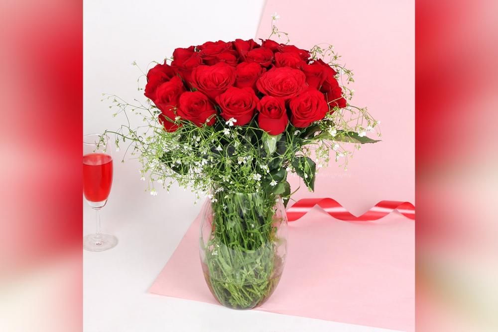 Send a simple30 Red Roses in Dholak Glass Vase Bouquet to surprise them Free & OnTime