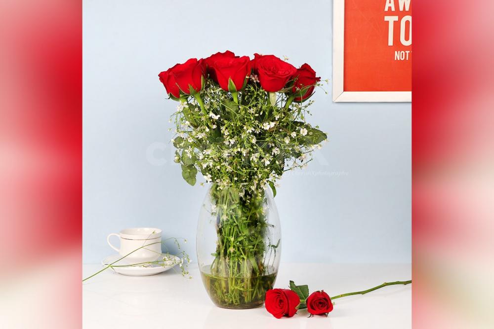 Send a simple30 Red Roses in Dholak Glass Vase Bouquet to surprise them Free & OnTime