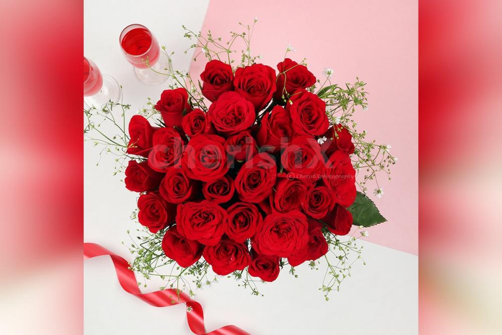 Send a simple30 Red Roses in Dholak Glass Vase Bouquet to surprise them Free & OnTime