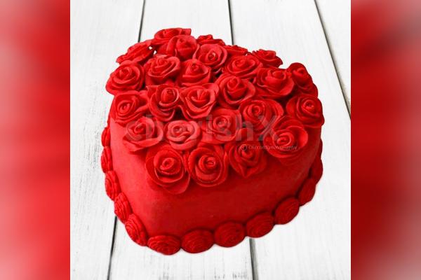 Heart Shape Strawberry Rose Cake (1 kg)