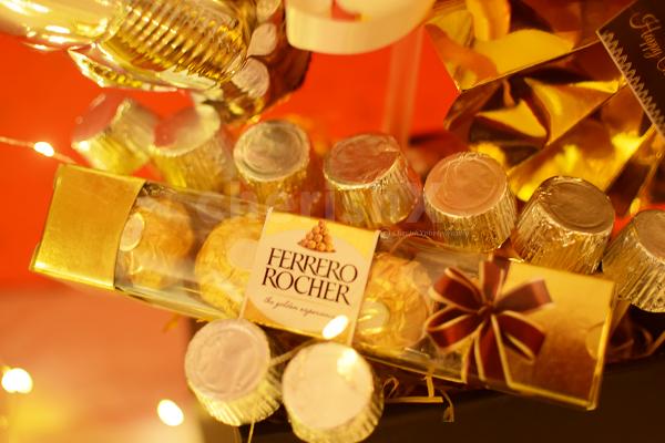 A Delightful Chocolate Bucket with
Confetti balloon in Vinyl print, 1 Ferrero Rocher, 9 Silver chocolates, 1 Golden Rosette with a
special message.