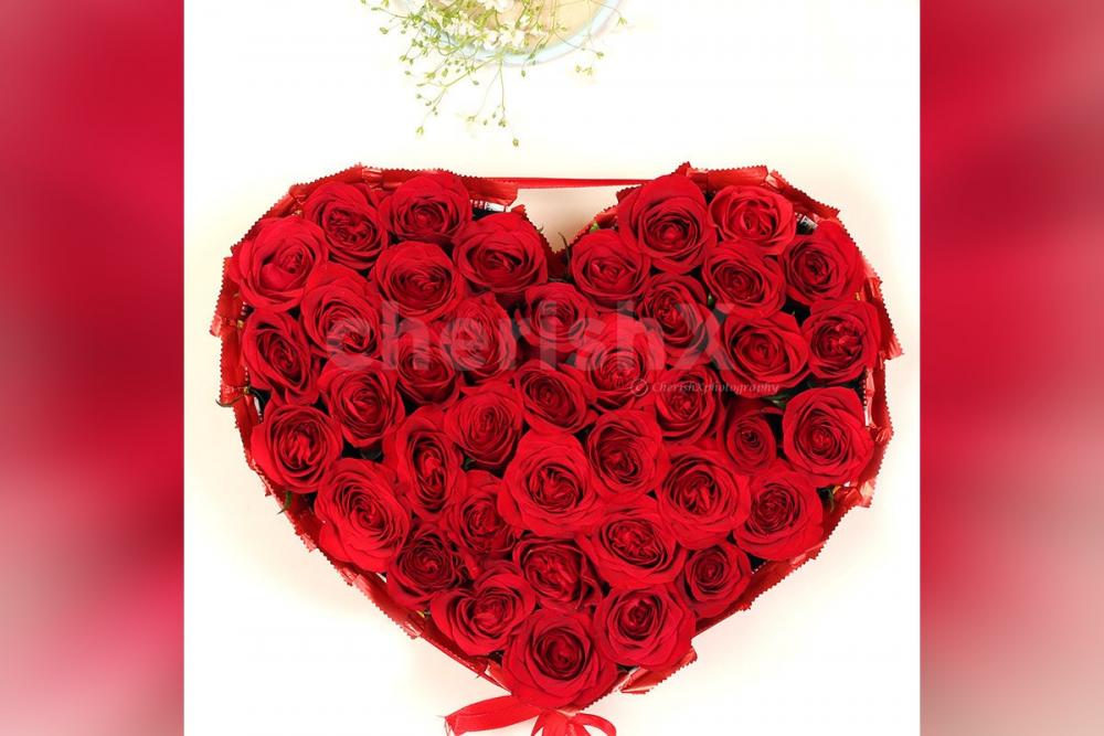 Send a simple 35 Red Rose with 26 Kitkat Chocolates (12gm each) - Free ...