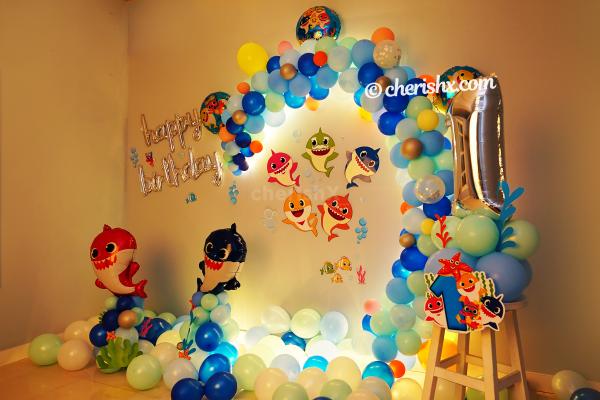 The decor consists of shades of blue color balloons that makes it look much more beautiful