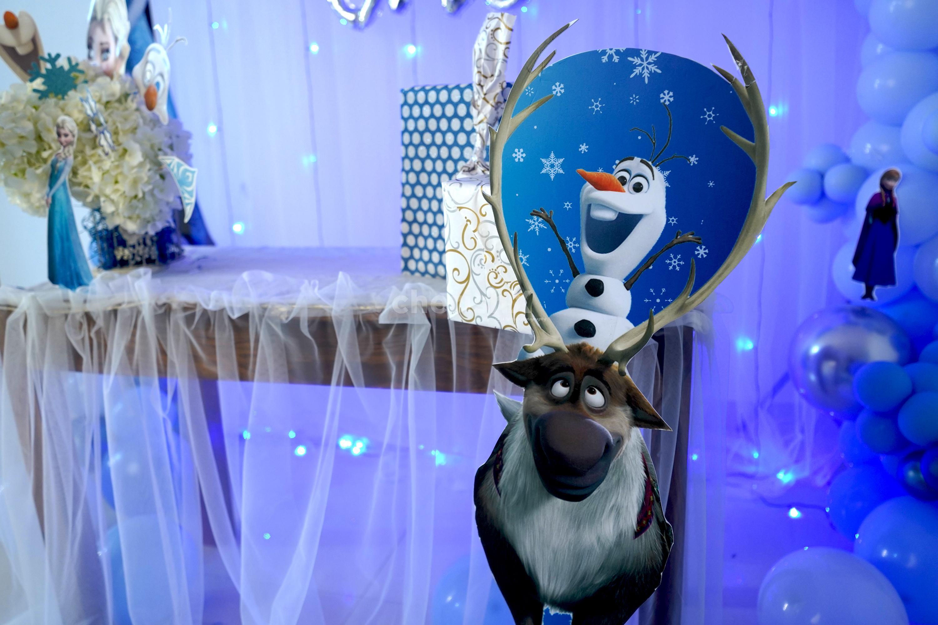 A cut-out of Olaf sitting on Sven to enhance the room decoration.