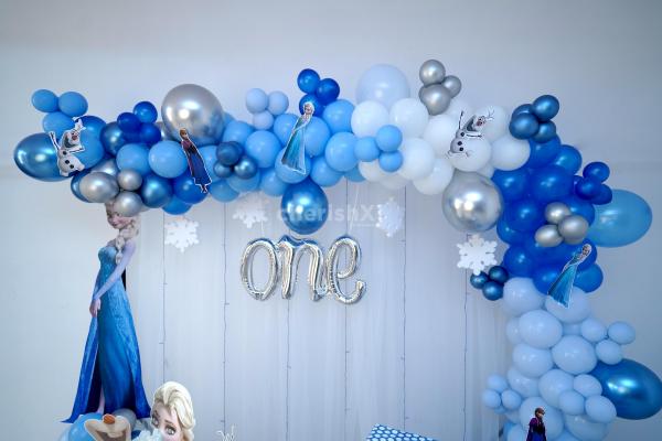 A balloon arc made up of chrome, metallic and pastel balloons in the shade of blue and white.