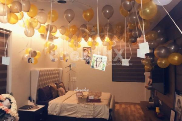 Balloon decoration in room with 200 balloons for celebrating any event at home