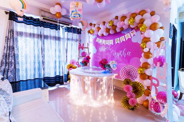 Wall Decoration with Balloon Arch and a personalized backdrop.