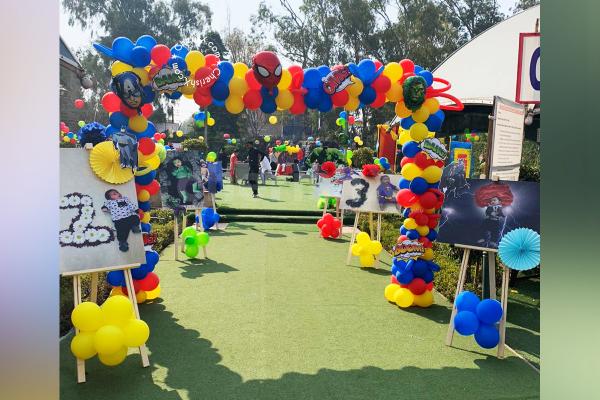 Arch of balloons with colors Blue Latex, Red Latex and Yellow Latex balloons for the entrance.