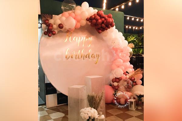 Rose Gold Balloon Arc made for the entrance, included in the Premium Rose Gold Balloon Decor.