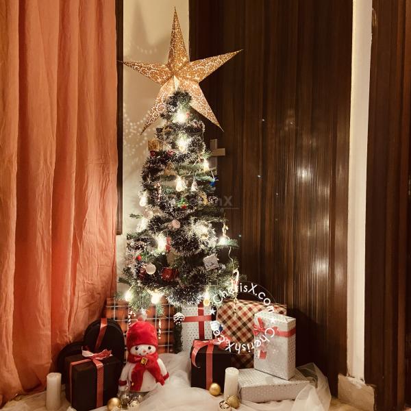 5Ft Christmas Tree with Ornaments for your Home and Office.