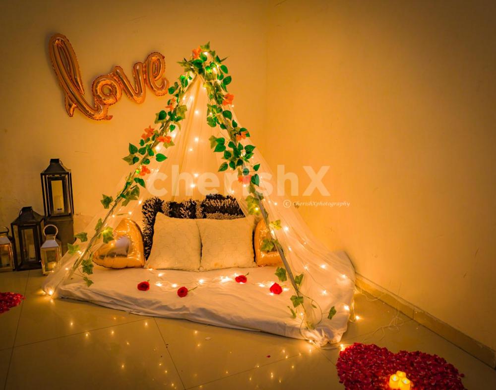 With a cute smile decked up with drapes in pastel hues of green, book this super cute canopy décor only on CherishX!