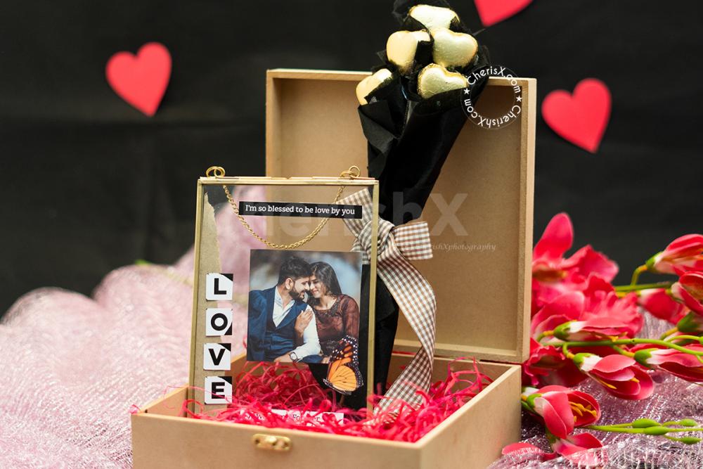 Get a beautiful Vintage Frame Box for your special one.