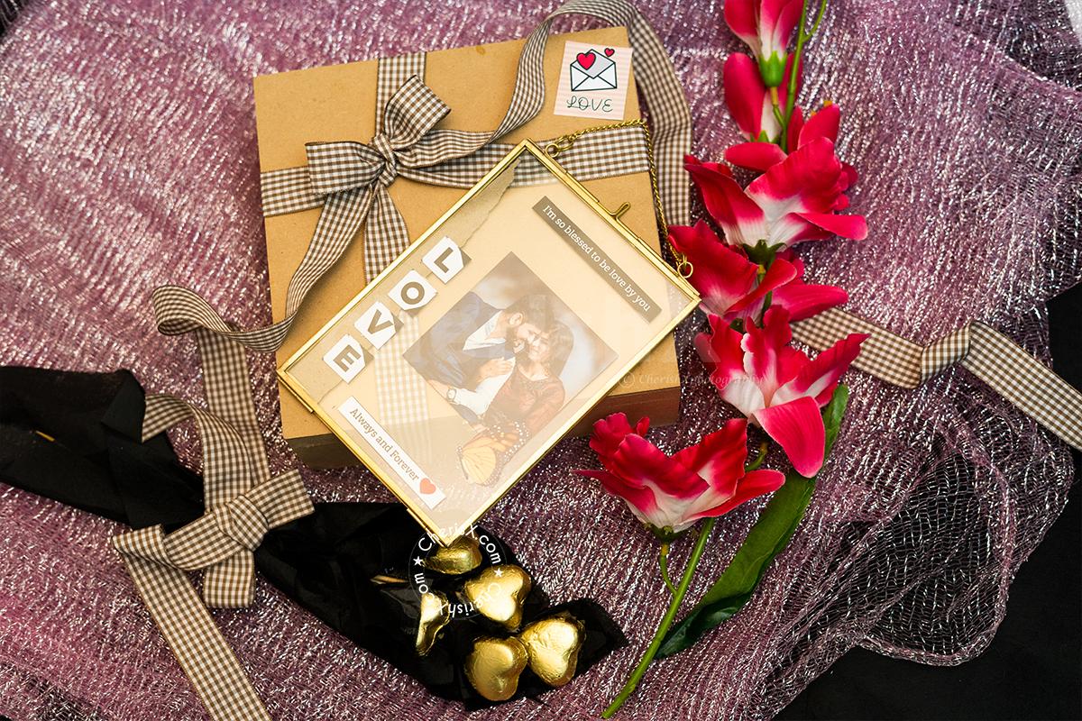 Make your partner feel special this Valentine's with Gorgeous Vintage Frame Box by CherishX.