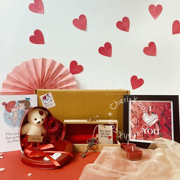 Surprise him or her with CherishX's Charming Key to My Heart Hamper on Valentine's Day.