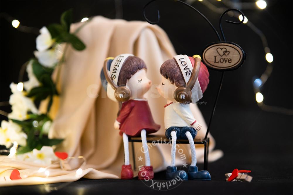 Adorable Couple Miniature Figurines included in the loving Hamper.