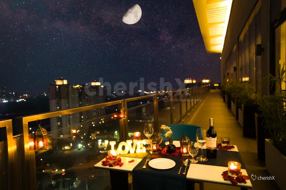 Make your special one feel extra special with a wonderful Rooftop Candle Light Dinner at Holiday Inn!