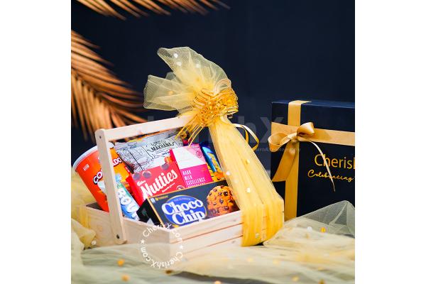 Surprise your close ones with a delicious Gourmet Hamper!