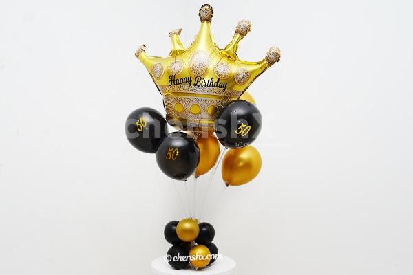 Surprise your close ones with a crown birthday balloon bouquet