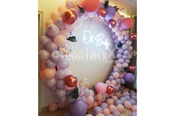 Loaded with Roe Gold balloons and silver foil balloons, this decor is likely to touch the hearts of your guests!
