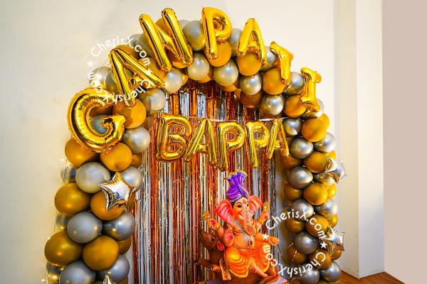 An arch made of Golden and Silver balloons, giving the decor a brighter look.